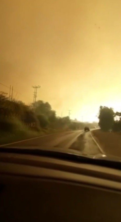 Mersin’deki Orman Yangını Yerleşim Yerlerini Tehdit Etmeye Başladı