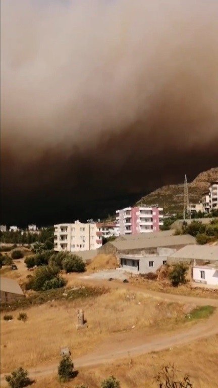 Mersin’deki Orman Yangını Yerleşim Yerlerini Tehdit Etmeye Başladı