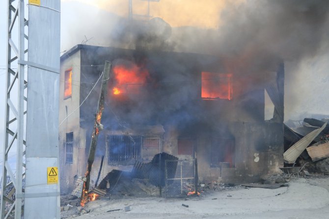 Adana’daki Orman Yangınında Evler Alevlere Teslim Oldu