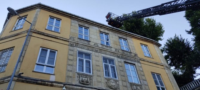 Fransız Konsolosluğuna Bağlı Fransız Kreşi’nin Çatısında Çıkan Yangın Korkuttu