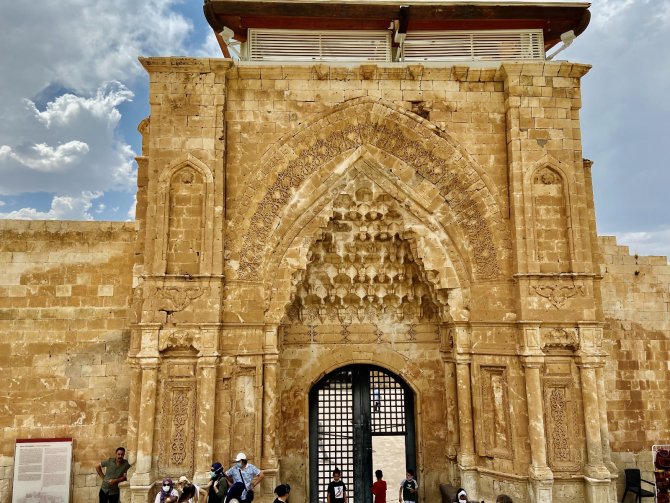 Osmanlı Mimarisinin Eşsiz Örneği: İ̇shak Paşa Sarayı