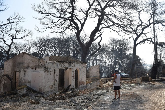 Yunanistan’da Orman Yangınlarıyla Mücadele Sürüyor