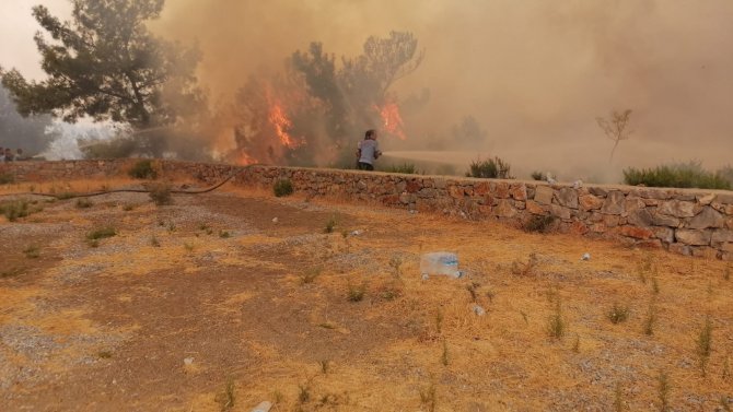 Bakan Ersoy Yangın Bölgesinde Çalışmaları Takip Etti