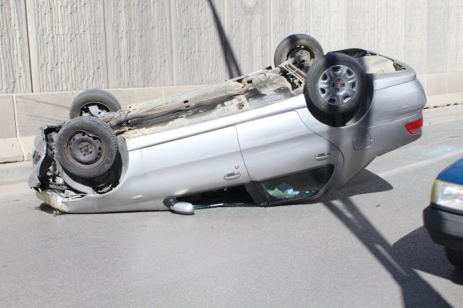 Otomobil Alt Geçide Girdiği Esnada Takla Attı, Sürücü Yaralandı
