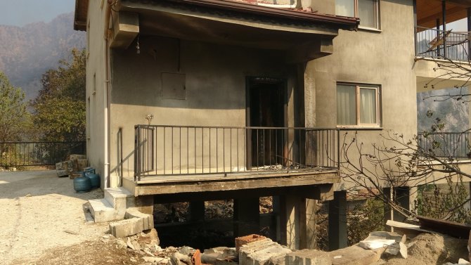 Sütçüler’deki Yangında 15 Ev Zarar Gördü, 10 Kişi Dumandan Etkilendi