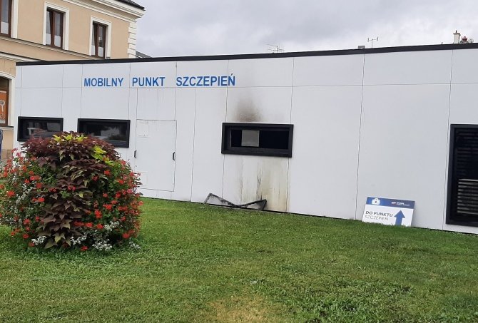 Polonya’da Covid-19 Aşı Merkezi Kundaklandı