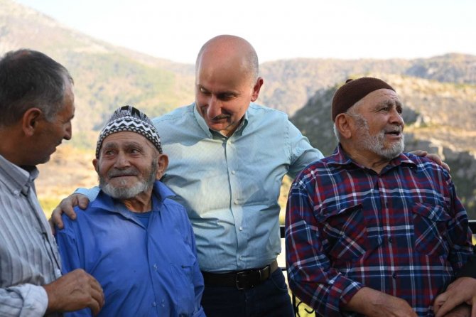 Bakan Karaismailoğlu: "Sahada Yangınla Mücadeleye Pek Çok Noktada Gece Gündüz Devam Ediyoruz"