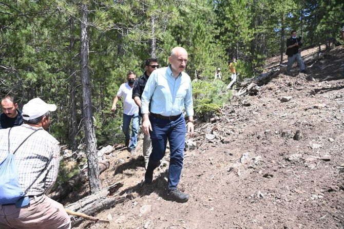 Bakan Karaismailoğlu: "Sahada Yangınla Mücadeleye Pek Çok Noktada Gece Gündüz Devam Ediyoruz"