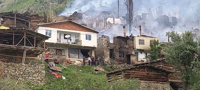 Artvin’in Yusufeli İlçesi Yüncüler Köyündeki Yangın Kontrol Altına Alındı