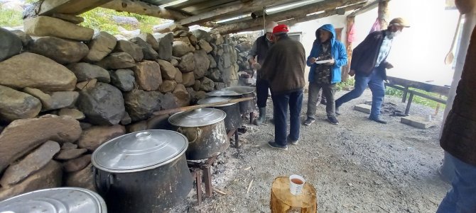 Afetlerden Korunmak İçin Her Yıl Kurban Kesip Dağıtıyorlar