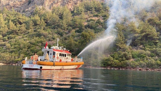 Ulaştırma Ve Altyapı Bakanlığı, Hızlı Tahlisiye Botu İle Yangına Denizden Müdahale Etti
