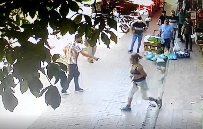 Edirne’de Yaşlı Adam Parkta 2 Kişiyi Bıçakladı, O Anlar Kameraya Yansıdı
