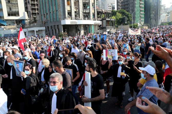 Beyrut’taki Patlamanın Yıldönümünde Binlerce Lübnanlı Sokaklara Döküldü