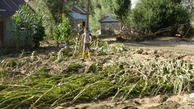 Yüksekova’da Sel Felaketinin Yaraları Sarılıyor