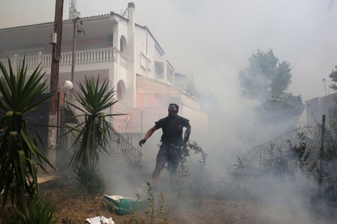 Atina’nın Kuzeyinde Alevlerle Mücadele Sürüyor
