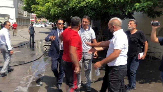 Simit Tezgahı Elinden Alınınca Kendini Yakmaya Kalkıştı