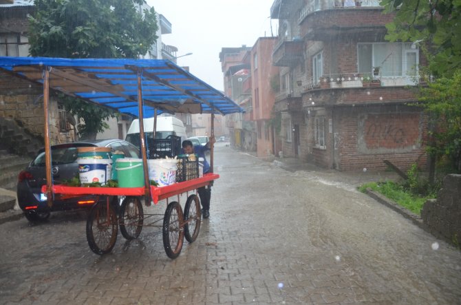 Ordu’da Sağanak Yağış Etkili Oldu: Bazı Evleri Su Bastı