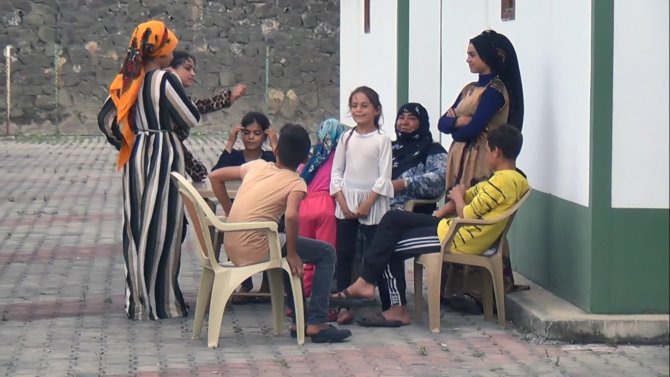 Hem Anne, Hem Mevsimlik İşçi