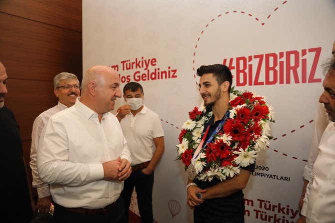 Olimpiyatlarda Tarih Yazan Eray Şamdan Yurda Döndü