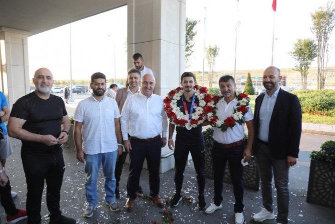 Olimpiyatlarda Tarih Yazan Eray Şamdan Yurda Döndü