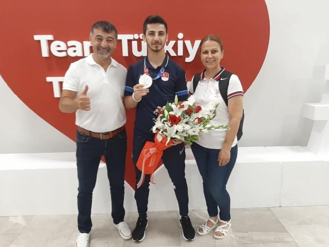 Olimpiyatlarda Tarih Yazan Eray Şamdan Yurda Döndü