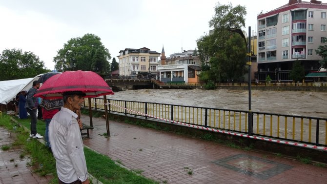 Terme Çayı’nın Debisi Yükseliyor, İlçede Sel Anonsları Yapılamaya Başlandı