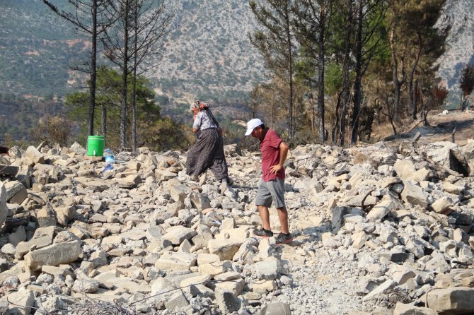 Yangınla Boğuşan Kardeşine Yardıma Gitti, Döndüğünde Evi Ve Koyunlarını Yanmış Halde Buldu