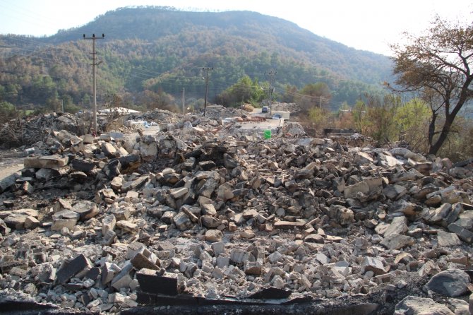 Yangınla Boğuşan Kardeşine Yardıma Gitti, Döndüğünde Evi Ve Koyunlarını Yanmış Halde Buldu