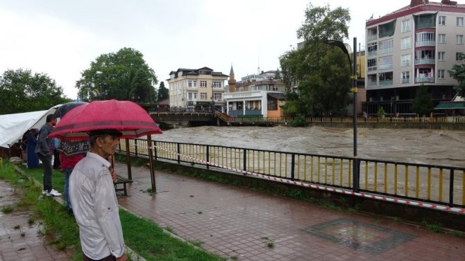 Şiddetli Yağmur Nedeniyle Mahsur Kalan 9 Kişi Kurtarıldı