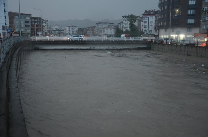 Ünye’yi Sel Vurdu: Birçok Evi Su Bastı