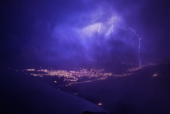 Hatay’da Şimşekler Geceyi Gündüze Çevirdi