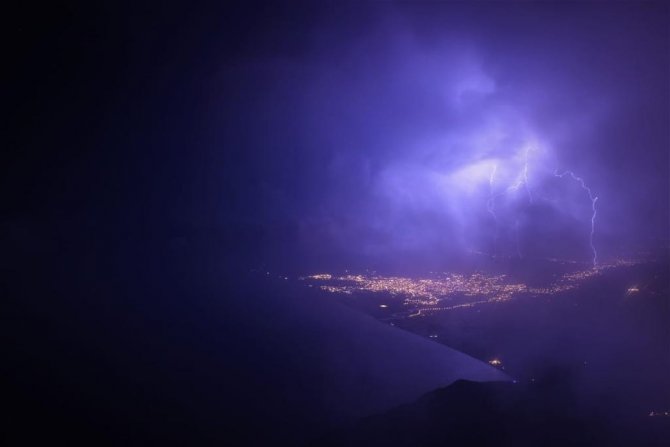 Hatay’da Şimşekler Geceyi Gündüze Çevirdi