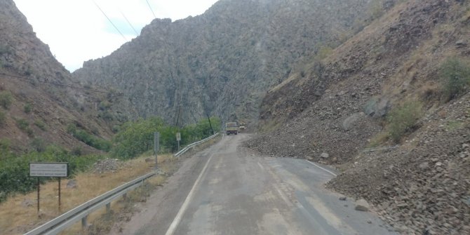 Artvin-erzurum Karayolu Heyelan Nedeniyle Ulaşıma Kapandı