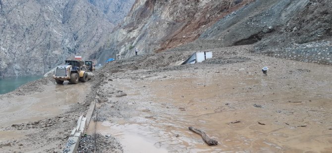 Toprak Altında Kalan Tır Dorsesi Paniğe Neden Oldu, Ekipler Bölgede Yoğun Çalışma Başlattı