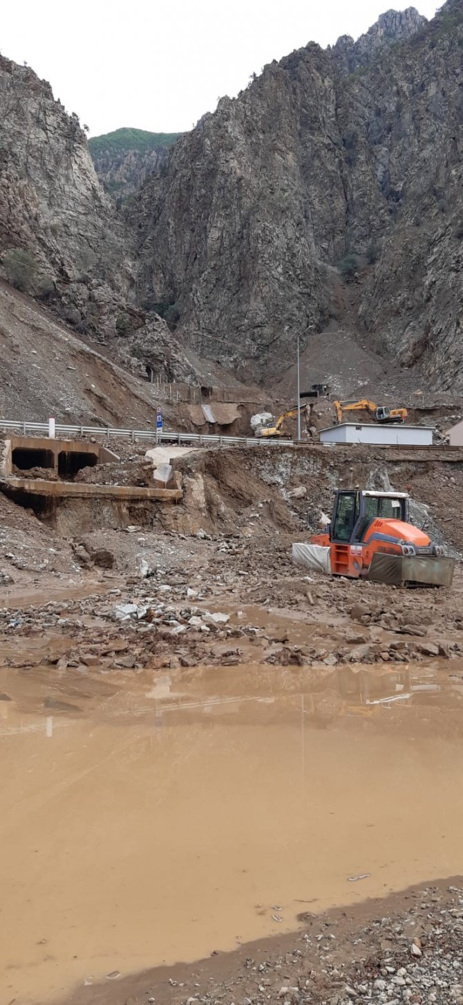 Toprak Altında Kalan Tır Dorsesi Paniğe Neden Oldu, Ekipler Bölgede Yoğun Çalışma Başlattı
