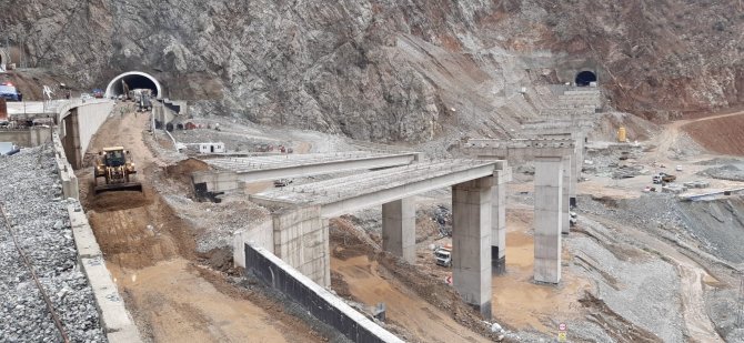 Toprak Altında Kalan Tır Dorsesi Paniğe Neden Oldu, Ekipler Bölgede Yoğun Çalışma Başlattı