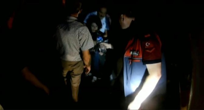 Trabzon’da Kamyonet Devrildi: 3 Yaralı