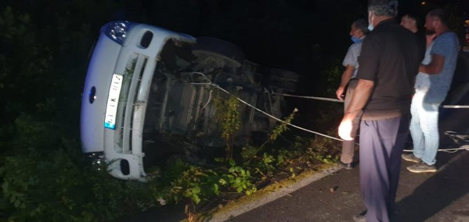 Trabzon’da Kamyonet Devrildi: 3 Yaralı