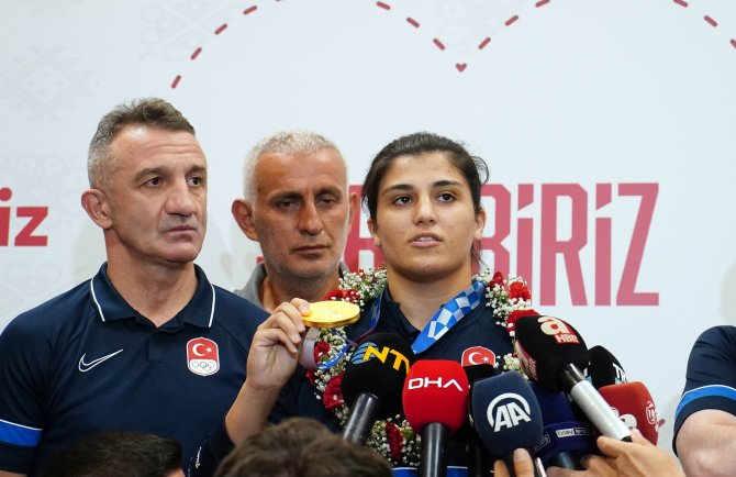 Olimpiyat Şampiyonu Busenaz Sürmeneli Yurda Döndü