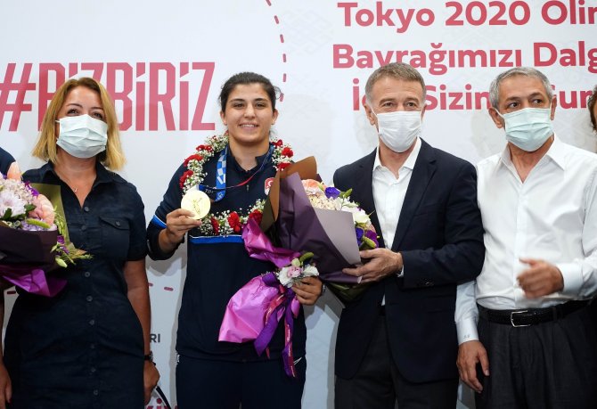 Olimpiyat Şampiyonu Busenaz Sürmeneli Yurda Döndü