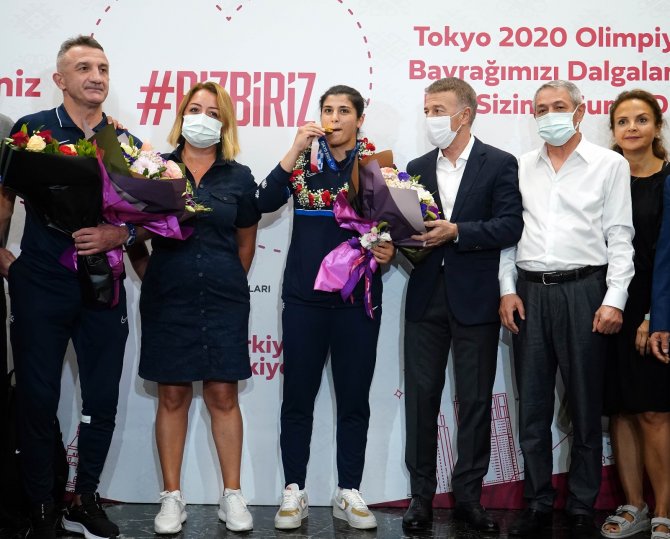 Olimpiyat Şampiyonu Busenaz Sürmeneli Yurda Döndü