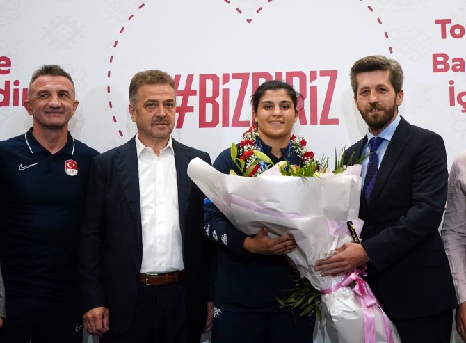 Olimpiyat Şampiyonu Busenaz Sürmeneli Yurda Döndü