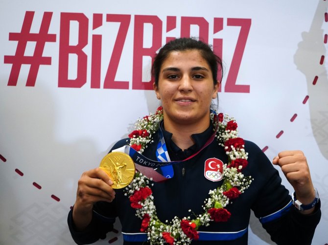 Olimpiyat Şampiyonu Busenaz Sürmeneli Yurda Döndü