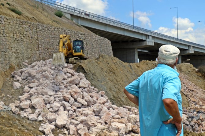 Yolları Kapandı, 2 Yıldır Tarlalarına Gidemiyorlar