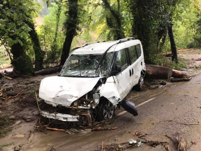 Çöken Yola Düşen İki Araçtaki 12 Kişi Camlardan Çıkarak Kurtuldu
