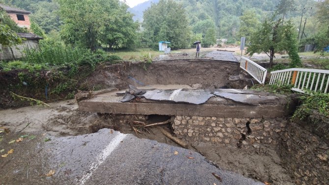 Çöken Yola Düşen İki Araçtaki 12 Kişi Camlardan Çıkarak Kurtuldu