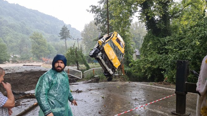 Çöken Yola Düşen İki Araçtaki 12 Kişi Camlardan Çıkarak Kurtuldu