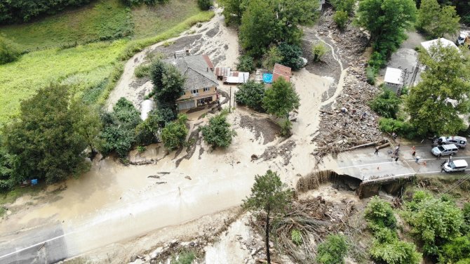 Çöken Yola Düşen İki Araçtaki 12 Kişi Camlardan Çıkarak Kurtuldu