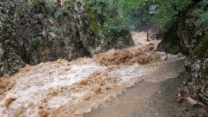 Sağanak Sonrası Dereler Taştı, Dükkanlar Tehlikeyle Karşı Karşıya Kaldı