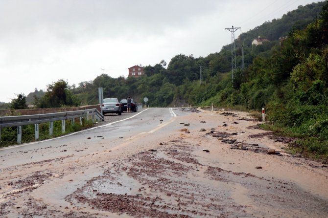 Sele Teslim Olan Ayancık’a Yollar Geçit Vermiyor
